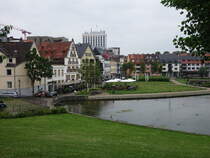 Paderborn, Huser und See am Bornepark (02.06.2024)