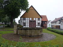 Bad Wnnenberg, Brunnen und Fachwerkhaus am Kirchplatz (01.06.2024)