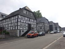 Brilon, historische Fachwerkhuser in der Kirchenstrae (01.06.2024)