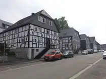 Brilon, historische Fachwerkh�user in der Kirchenstra�e (01.06.2024)
