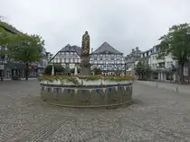 Brilon, Petrusbrunnen und Fachwerkh�user am Marktplatz (01.06.2024)