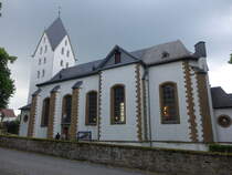 Siddinghausen, Pfarrkirche St. Johannes, vierjochigen Saalbau mit dreiseitig geschlossenem Chor, erbaut von 1723 bis 1737 (01.06.2024)