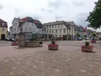 Bad Arolsen, Brunnen und H�user am Kirchplatz (31.05.2024)