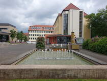 Bad Arolsen, Brunnen und Brgerhaus am Rathausplatz (31.05.2024)