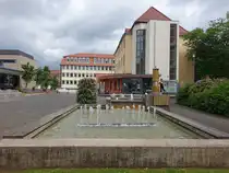 Bad Arolsen, Brunnen und B�rgerhaus am Rathausplatz (31.05.2024)