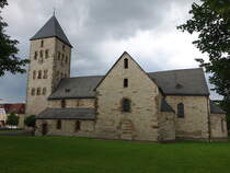 Brenken, romanische Pfarrkirche St. Kilian, erbaut im 13. Jahrhundert (31.05.2024)