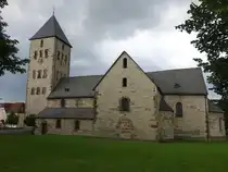 Brenken, romanische Pfarrkirche St. Kilian, erbaut im 13. Jahrhundert (31.05.2024)