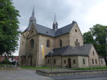 Bren, Pfarrkirche St. Nikolaus, kreuzfrmige Basilika mit Westturm erbaut 1220 (31.05.2024)