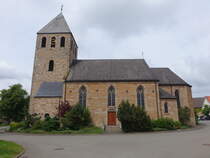 Erlinghausen, neugotische Pfarrkirche St. Vitus, erbaut von 1869 bis 1871 (31.05.2024)
