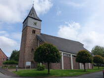 Germete, Pfarrkirche St. Nikolaus, Kirchturm erbaut 1722, modernes Kirchenschiff erbaut von 1979 bis 1981 (31.05.2024)