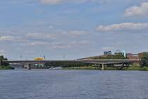 Auf der Maas zu Tal, sieht man vom Boot aus als erste Brcke die J:F: Kennedybrcke am Eingang von Maastricht.  19.07.2024
