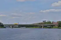 Auf der Maas zu Tal, sieht man vom Boot aus als erste Br�cke die J:F: Kennedybr�cke am Eingang von Maastricht.  19.07.2024
