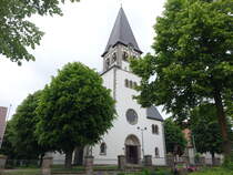 Meerhof, Pfarrkirche St. Laurentius, neuromanische Hallenkirche, erbaut 1914 durch Franz Mndelein (31.05.2024)