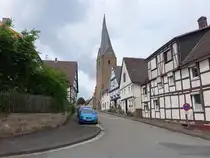 Mengeringhausen, Fachwerkh�user und St. Georg Kirche in der Nicolai Stra�e (31.05.2024)