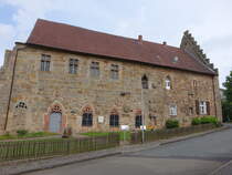 Volkhardinghausen, ehem. Augustinerkloster, sptgotischer Bau mit Staffelgiebel (31.05.2024)