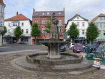 Warburg, Eisenhoit Brunnen am Marktplatz (31.05.2024)
