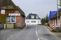 Der Grenzbergang Rosenkranz – Rudbl gehrt zu den verrcktesten Grenzbergngen Deutschland – Dnemark. Er hat wahrscheinlich den ungewhnlichsten Grenzverlauf. Denn die Grenze zwischen Deutschland und Dnemark verluft auf einer Lnge von etwa 130 Meter mitten auf der schmalen Strae. Das Haus auf der linken Seite ist in Deutschland und das Haus auf der rechten Seite ist in Dnemark. Das Bild wurde von einer Position auf deutschem Boden aus aufgenommen. Aufnahme: 3. August 2024.