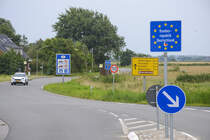 Am Grenzbergang Rosenkranz-Rudbl. Rosenkranz ist ein Ortsteil von Aventoft im Kreis Nordfriesland, Schleswig-Holstein. Aufnahme: 3. August 2024.