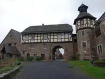 W�lmersen, Torhaus und Glockenturm des Wasserschloss, erbaut von 1570 bis 1696 (30.05.2024)