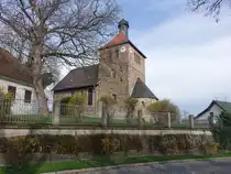 Untergrei�lau, evangelische St. Georg Kirche, erbaut im 12. Jahrhundert als romanische Chorturmkirche (01.04.2024)