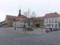 Teuchern, Rathaus und Geb�ude am Marktplatz (01.04.2024)