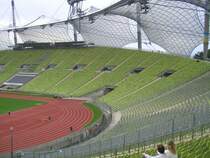 Blick auf die Haupttribne und die auergewhnliche Dachkonstruktion.