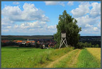 Blick von Sden auf die Stadt Hasselfelde: Das Zentrum des kleinen Ortes wird von der St.-Antonius-Kirche berragt. (28.07.2024)