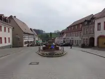 Kohren-Sahlis, T�pferbrunnen von Kurt Feuerriegel am Marktplatz (31.03.2024)