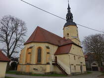 Treben, evangelische St. Nikolaus Kirche, zweijochige Saalkirche, erbaut von 1461 bis 1473 von Maurermeister Conrad und Zimmermeister Hans Behm (31.03.2024)