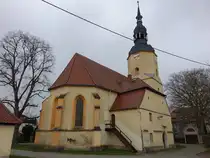 Treben, evangelische St. Nikolaus Kirche, zweijochige Saalkirche, erbaut von 1461 bis 1473 von Maurermeister Conrad und Zimmermeister Hans Behm (31.03.2024)