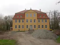 Schloss Audigast, erbaut 1753 als zweigeschossiges Geb�ude mit neun Achsen und barockem Mansarddach (30.03.2024)