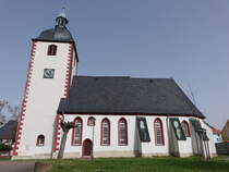 Lobstdt, evangelische St. Nicolai Kirche, frhgotische Saalkirche mit Westturm, Chor erbaut 1490, Langhaus von 1610 (30.03.2024)