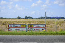 Straenschilder am Snder Lgum Landevej (Hauptsstrae Nummer 11) sdlich von Tnder (deutsch Tondern). Aufnahme: