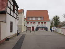 Pegau, Volkshaus am Kirchplatz, erbaut von 1553 bis 1554, bis 1835 Knabenschule (30.03.2024)