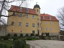 Schloss T�mpling, erbaut von 1785 bis 1786 auf einer spornartigen Anh�he �stlich der Saale (29.03.2024)