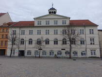 Zeitz, Gewandhaus am Altmarkt, erbaut von 1834 bis 1835 als Brgerschule (29.03.2024)