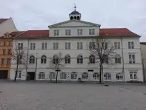 Zeitz, Gewandhaus am Altmarkt, erbaut von 1834 bis 1835 als B�rgerschule (29.03.2024)