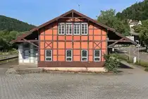 Eines der �berholten Fachwerkh�user in Blaubeuren nahe dem Bahnhof am 19. Juli 2024