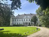 Das Schloss Noer in Noer in Schleswig-Holstein war einst das Herrenhaus einer Gutswirtschaft. Nachdem die Besitzer des Guts im Laufe der Jahrhunderte mehrfach wechselten, wurde der landwirtschaftliche Betrieb im 20. Jahrhundert eingestellt und Schloss Noer dient heute als Jugendbildungs- und Begegnungsst�tte. Aufnahme: 27. August 2024.