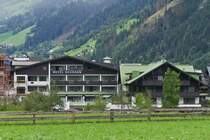 Hotel Neuhaus, Rckfront von unserem Hotel in Mayrhofen, wo unsere kleine Reisegruppe sich sehr wohl gefllt hat, aufgenommen von der Post aus. 19.08.2024