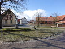 Dedeleben, Gedenkstein mit Adler und Huser am Marktplatz (23.03.2024)