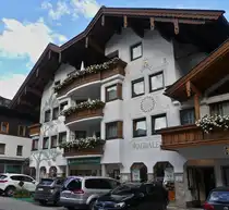 Ein auffallendes Geb�ude gesehen in Mayrhofen. 08.2024