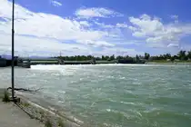 Breisach, Wehranlage am Altrhein bei hohem Wasserstand im Juni 2024