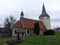 Immenrode, evangelische Dorfkirche St. Cosmas und Damian, Feldsteinkirche erbaut ab dem 11. Jahrhundert, renoviert 1894 durch den Architekten Conrad Wilhelm Hase (22.03.2024)