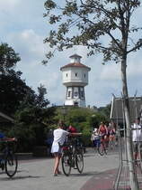Der Wasserturm von Langeoog am 15.08.24. Der 1909 erbaute Turm ist das Wahrzeichen der deutschen Nordseeinsel Langeoog in Ostfriesland/Niedersachsen.