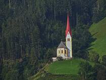 Kirche St Pankraz in Fgen im Zillertal, erbaut zwischen 1494 – 1497, aufgenommen aus der Zillertalbahn. 08.2024 