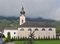 Kath. Pfarrkirche Maria vom Siege in Aschau im Zillertal, aufgenommen aus dem Zug der Zillertalbahn. 08.2024