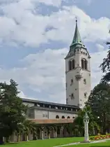 Der Glockenturm mit einem Teil der Arkaden und der Totenleuchte, aufgenommen im Stadtpark von Schwaz. 08.2024