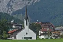 Die Kirche von Pertisau, erbaut zwischen 1966 und 1968, aufgenommen beim Schiffsausflug auf dem Achensee. 08.2024