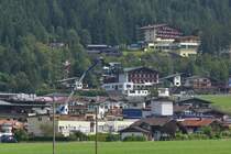 Blick aus der Achenseebahn auf Maurach am Achensee. 08.2024